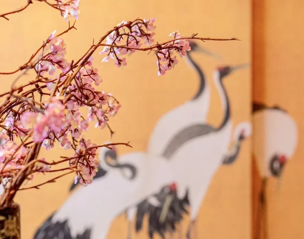 和モダンなインテリアに映える桜の枝物と鶴が描かれた金屏風が高級感のある和室の空間演出を際立たせる装飾