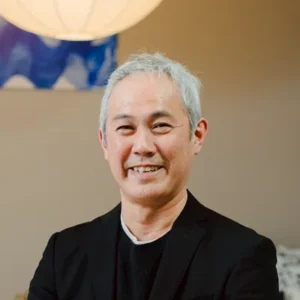 微笑む日本人男性