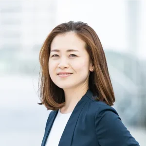 微笑むスーツの女性